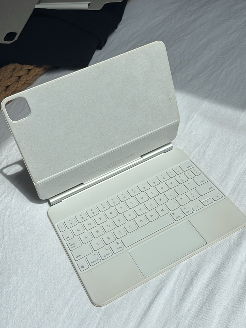 Apple White Bluetooth Keyboard Case with Trackpad for Tablet